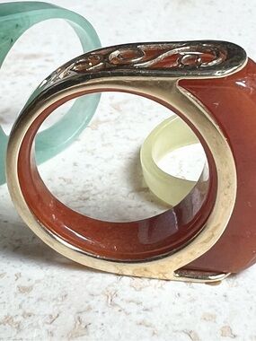 14k jade three stone ring, sz7, change looks. Vintage like new. Gorgeous